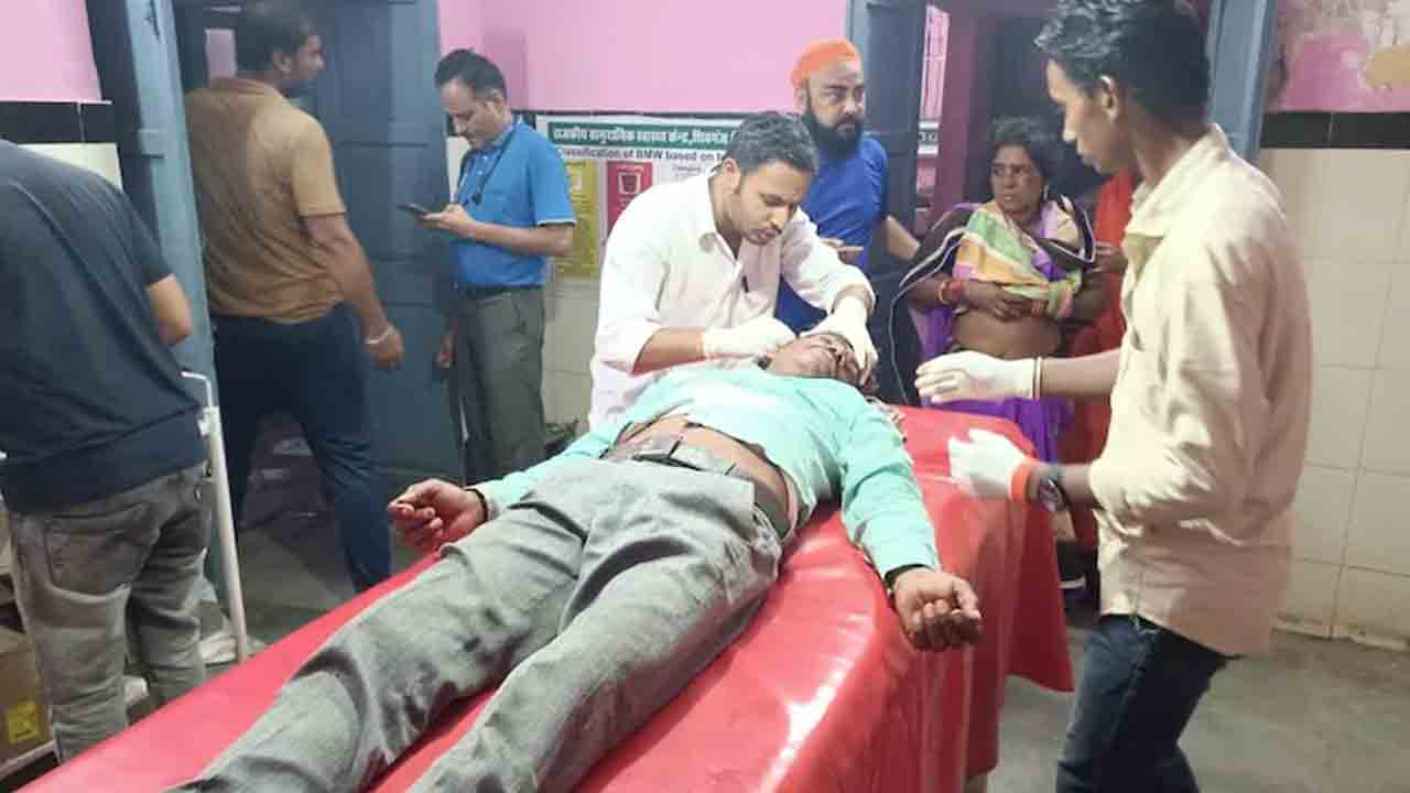 భక్తులతో వెళ్తున్న ట్రాక్టర్‌ను ఢీకొట్టిన లారీ.. ఆరుగురు దుర్మరణం