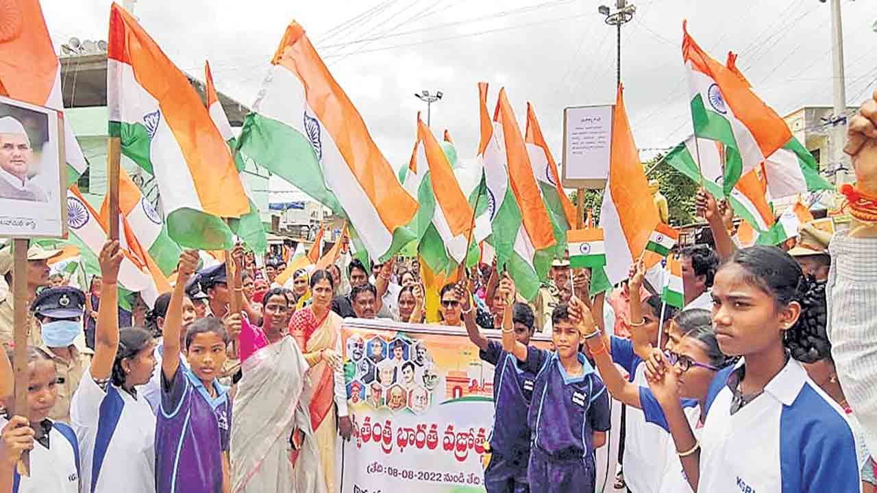 జాతీయ స్ఫూర్తి చాటేలా..