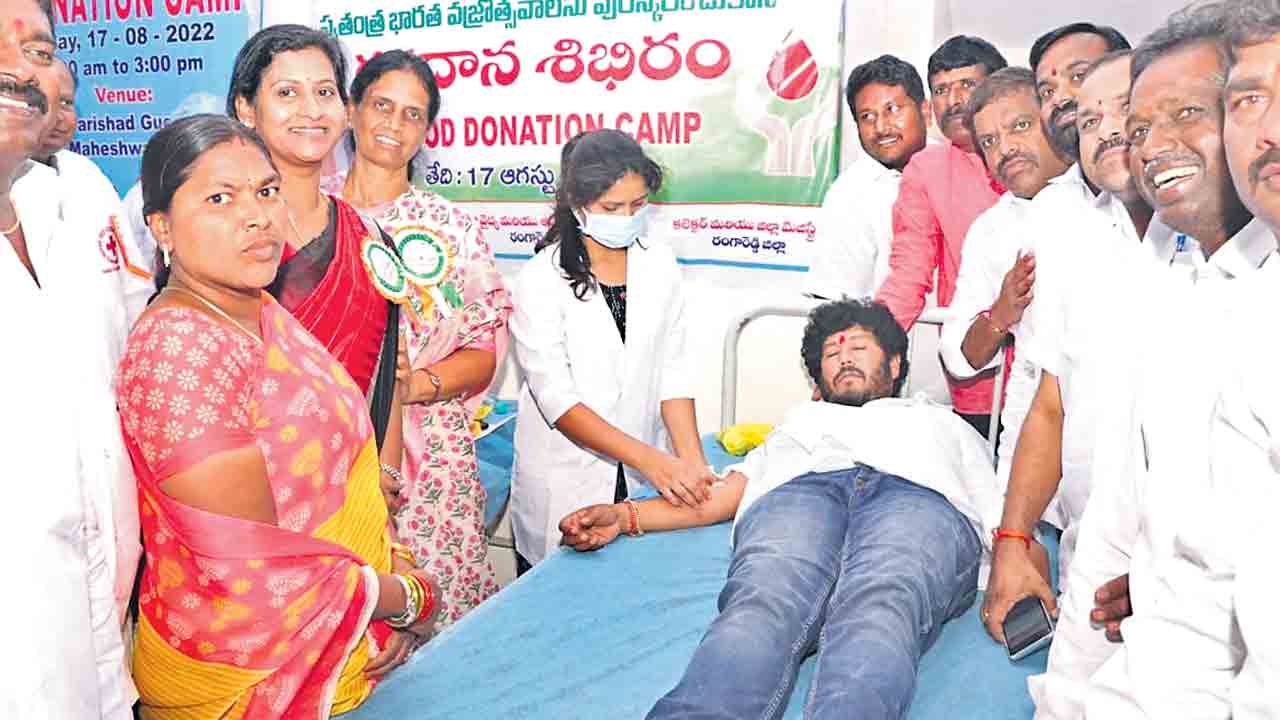 రక్తదానం చేసి.. సమైక్యత చాటి..