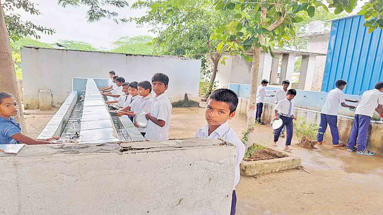 బడిపై మమకారం విద్యార్థులకు ఉపయోగం