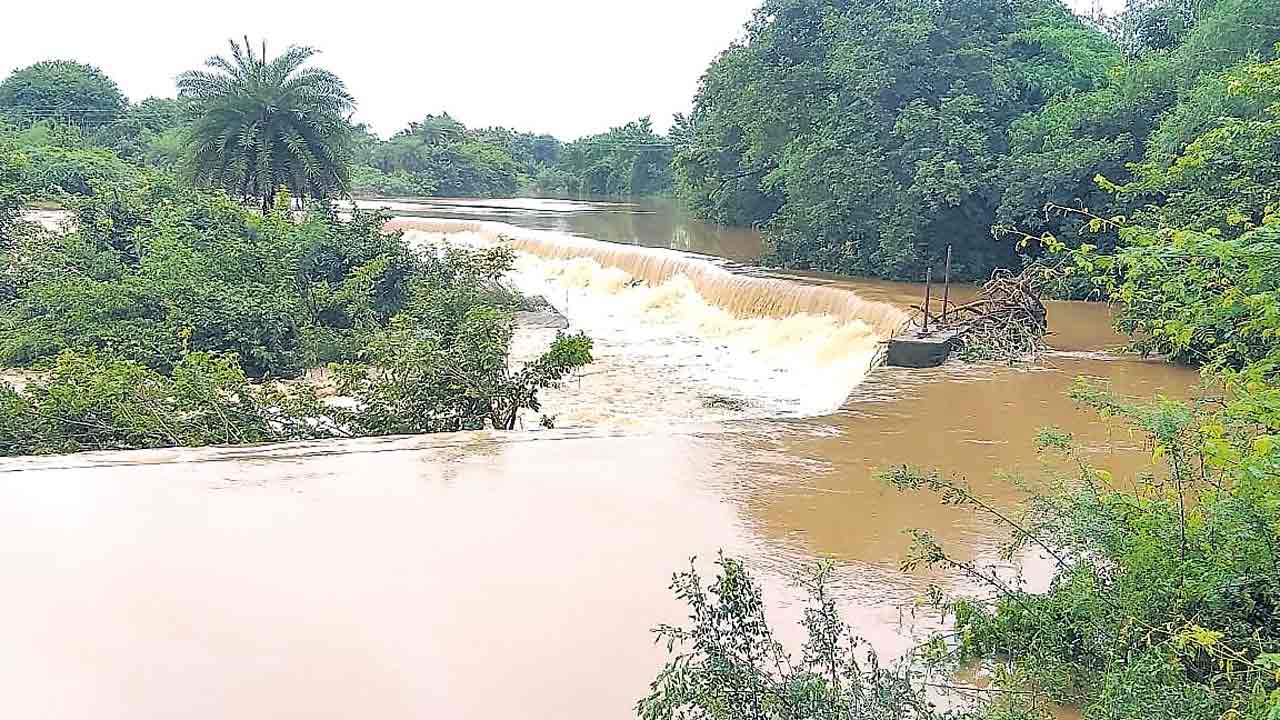  అలుగుపారుతున్న చెరువులు