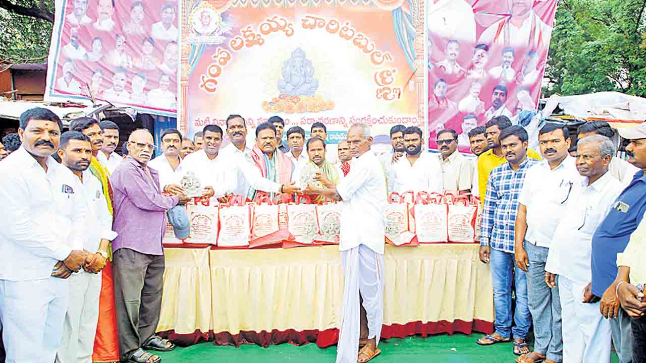 పర్యావరణ పరిరక్షణకు మట్టి వినాయకుడే మేలు