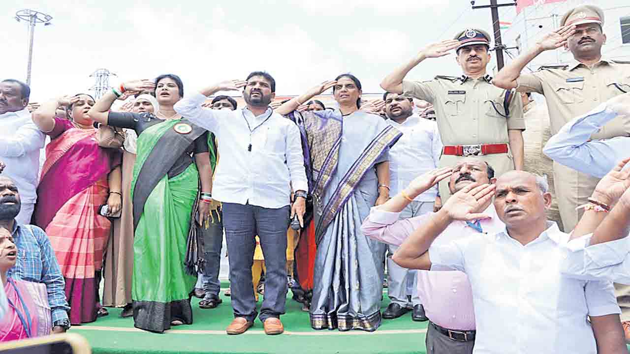 సమైక్యతగా..స్వాతంత్య్ర స్ఫూర్తిని చాటి..