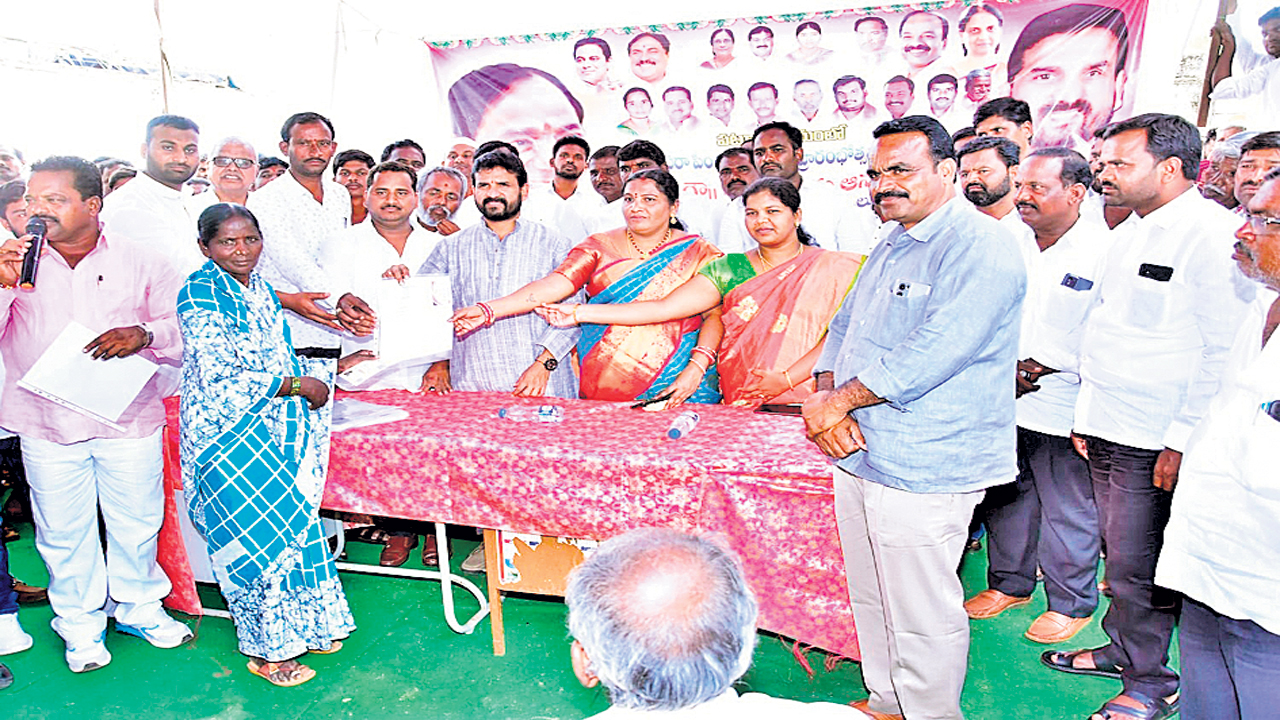 అర్హులందరికీ పింఛన్లు : ఎమ్మెల్యే