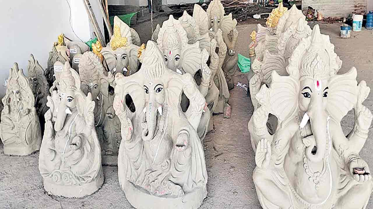 మట్టి వినాయకులకు పెరుగుతున్న ఆదరణ