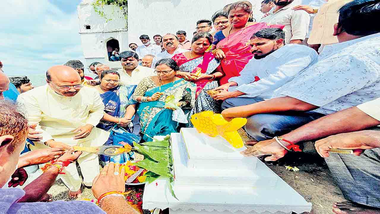 ఆర్థికాభివృద్ధికి ప్రభుత్వం కృషి