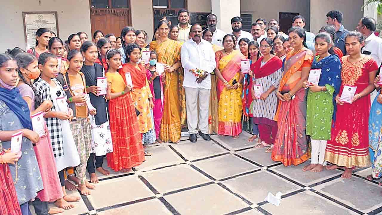 విద్యాభివృద్ధికి సీఎం కేసీఆర్‌ పెద్దపీట