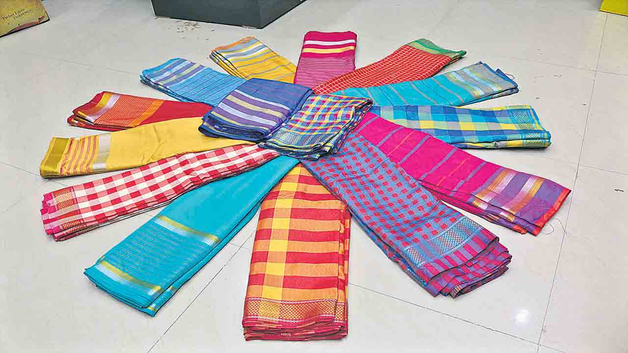 బతుకమ్మ చీరలొస్తున్నయ్‌..