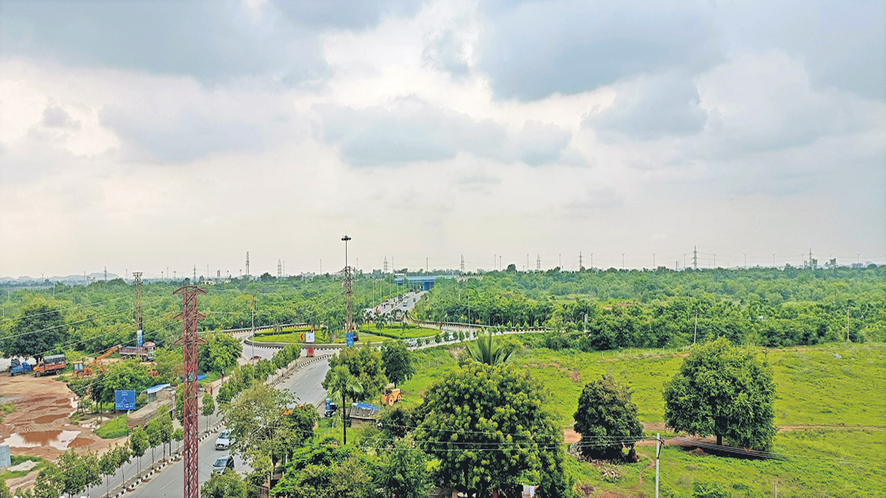 ఔటర్‌ రింగురోడ్డుకు పచ్చలహరం