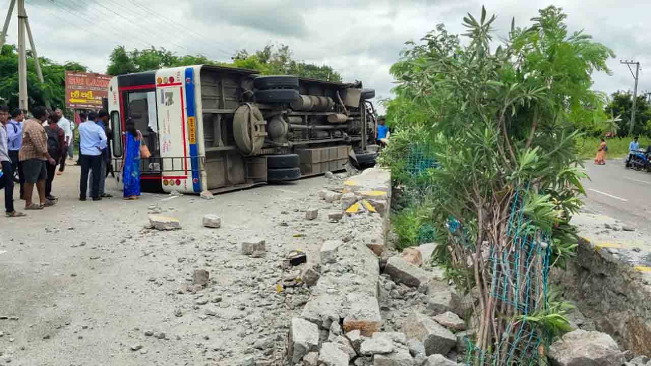 కామారెడ్డిలో ఆర్టీసీ బస్సు బోల్తా..