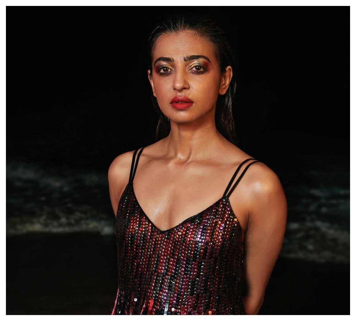 Radhika Apte | తడిసిన అందాలతో సెగలు పుట్టిస్తున్న రాధిక ఆప్టే..