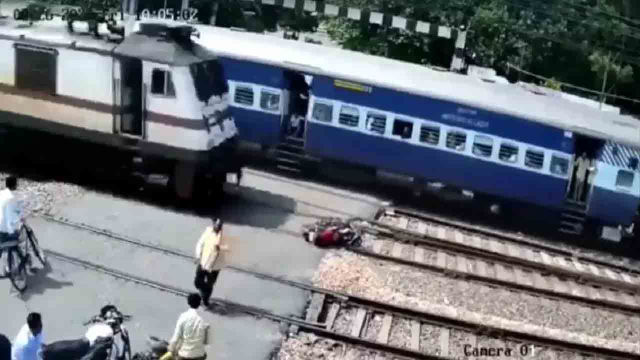 Accident | జస్ట్ మిస్.. రైలు పట్టాలపై బైక్ వదిలేసిన వ్యక్తి.. ఒక్క క్షణం ఆలస్యం అయ్యుంటే?