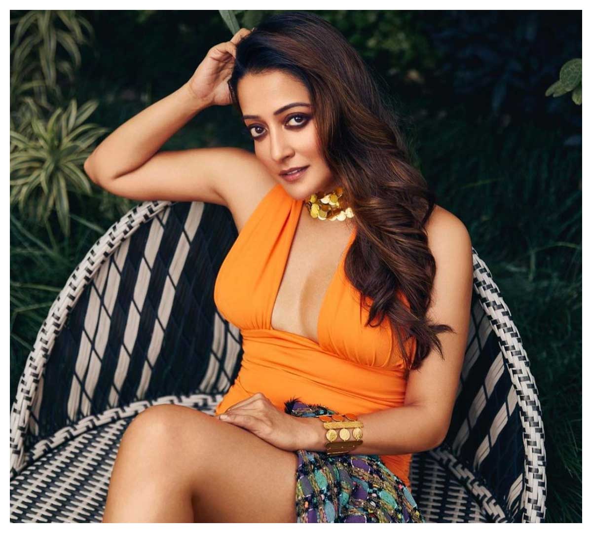 Raima Sen | మినీ డ్రెస్‌లో రైమా సేన్ ప‌రువాల విందు..