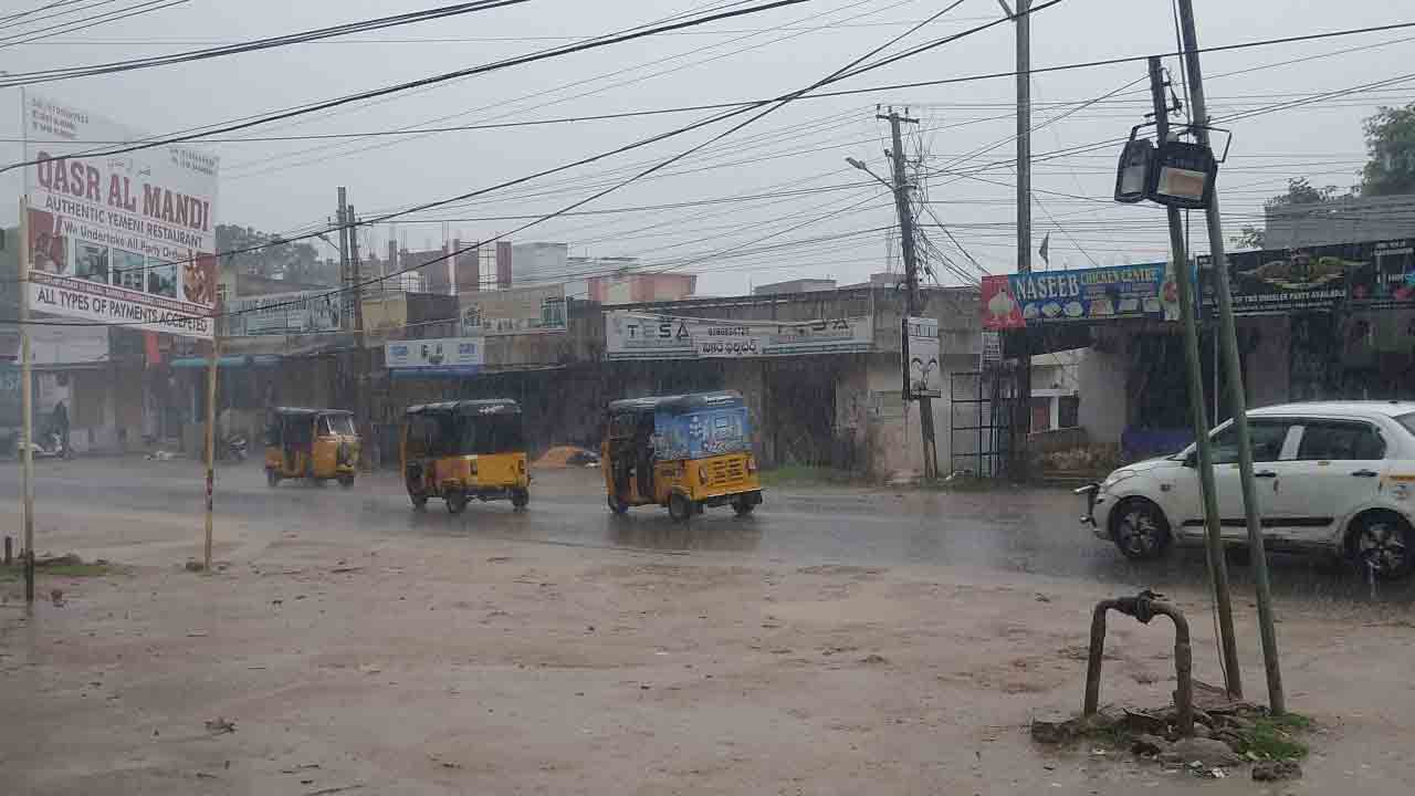 హైదరాబాద్‌లో దంచికొడుతున్న వాన