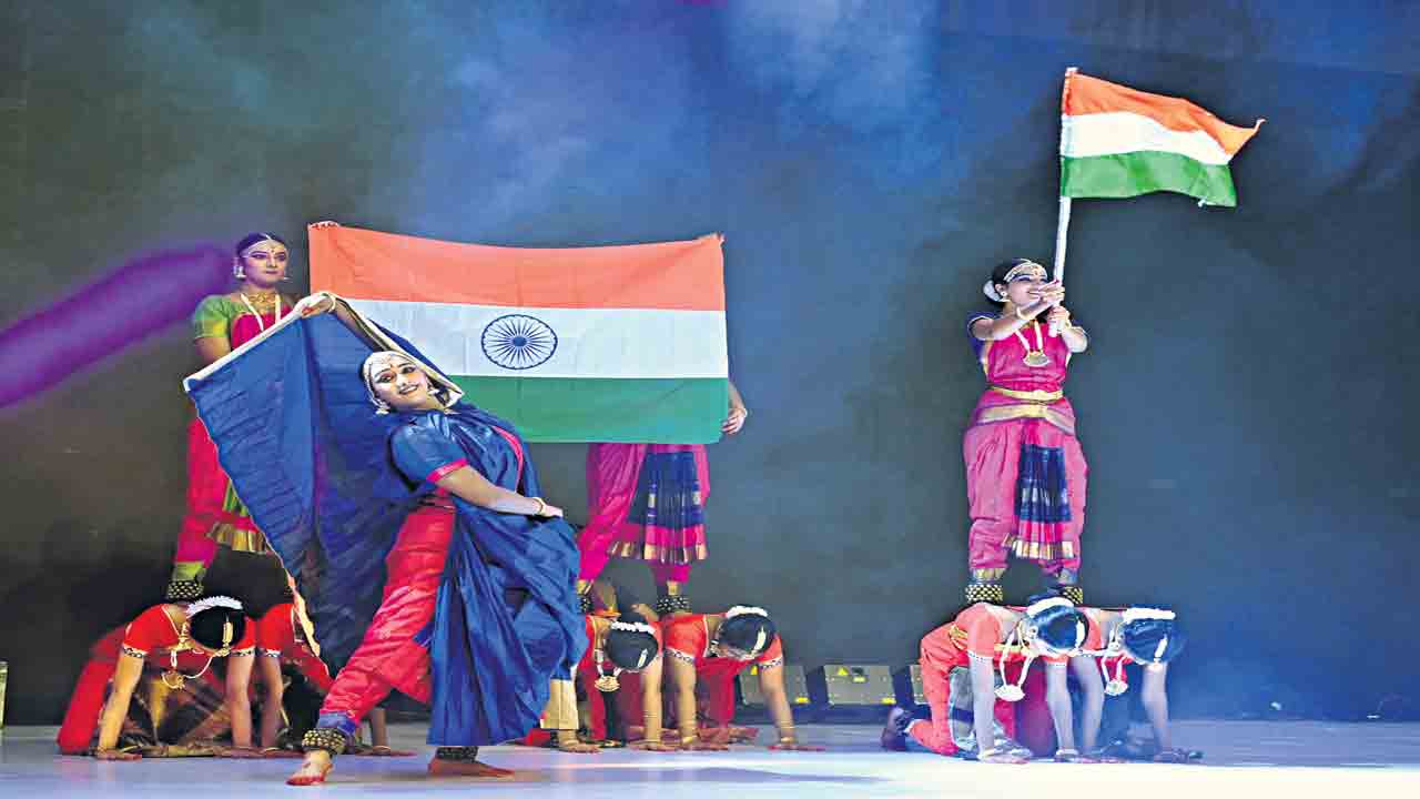 అట్టహాసంగా వజ్రోత్సవ సమారంభం