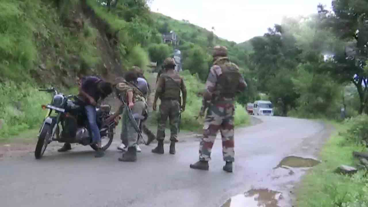 ఆర్మీ బేస్‌క్యాంప్‌పై ఆత్మాహుతి దాడి.. అమరులైన ముగ్గురు జవాన్లు