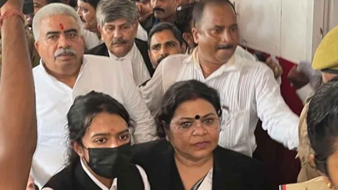 మంత్రికి ఏడాది జైలుశిక్ష‌.. ఆ వెంట‌నే బెయిల్ మంజూరీ