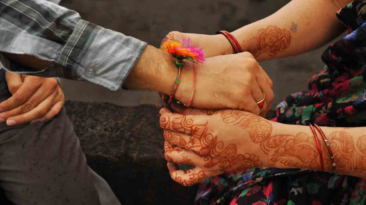 చెల్లికి రాఖీ పండుగలో స్కూటర్ గిఫ్ట్ ఇవ్వాలని.. దొంగతనాలు పెంచిన యువకుడు!