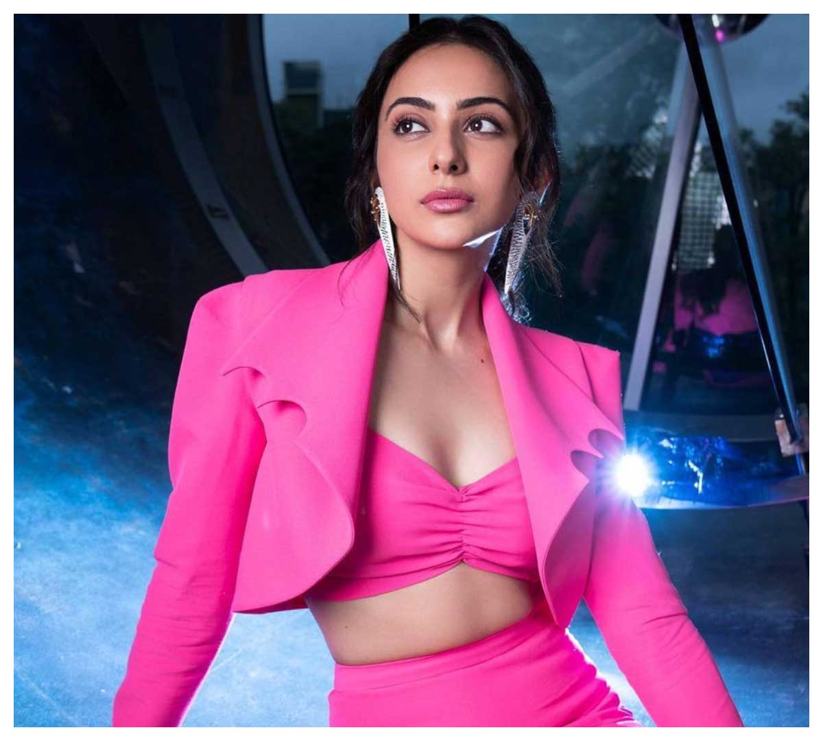 Rakul Preet Singh | పింక్ అవుట్ ఫిట్‌లో అందాలు ఒల‌కిస్తున్న రకుల్‌ ప్రీత్‌ సింగ్..