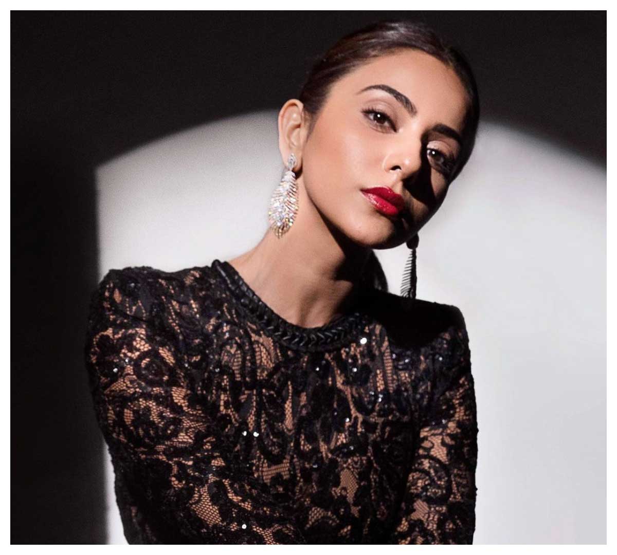 Rakul Preet Singh | బ్లాక్ అందాల‌తో మైండ్ బ్లాక్ చేస్తున్న రకుల్‌ ప్రీత్‌ సింగ్..