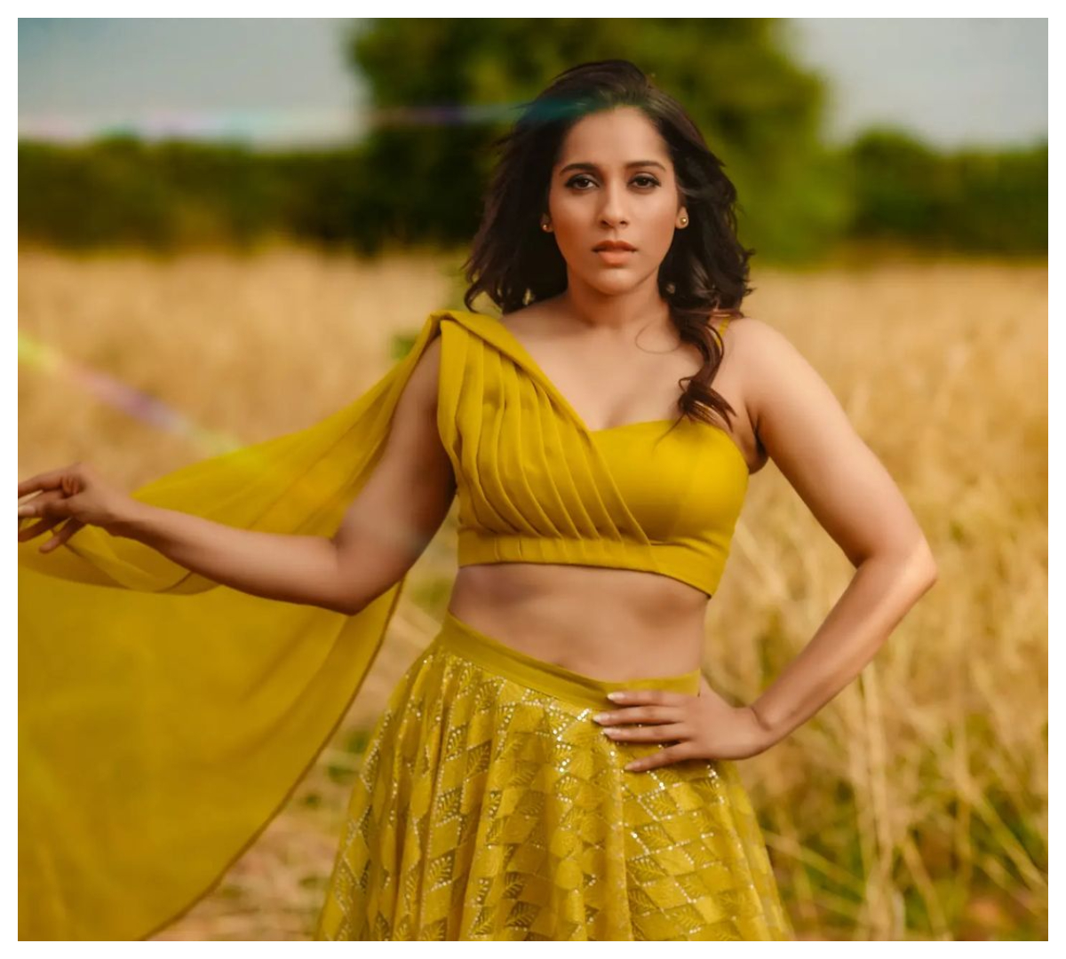 Rashmi Gautam | నడుమందాలతో కైపెక్కిస్తున్న‌ రష్మి గౌతమ్..