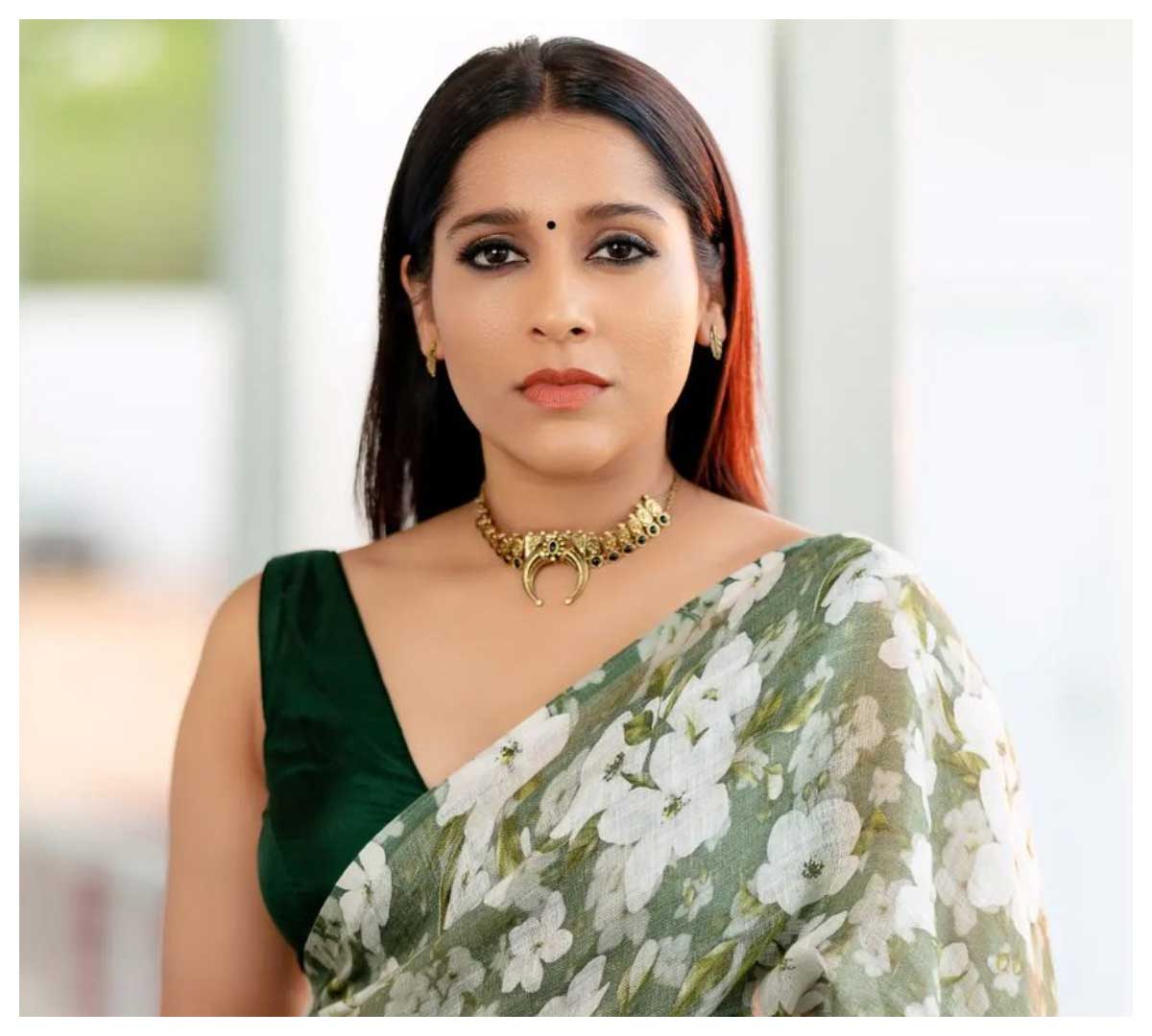 Rashmi Gautam | పూల చీరలో కేకపుట్టిస్తున్న రష్మి గౌతమ్