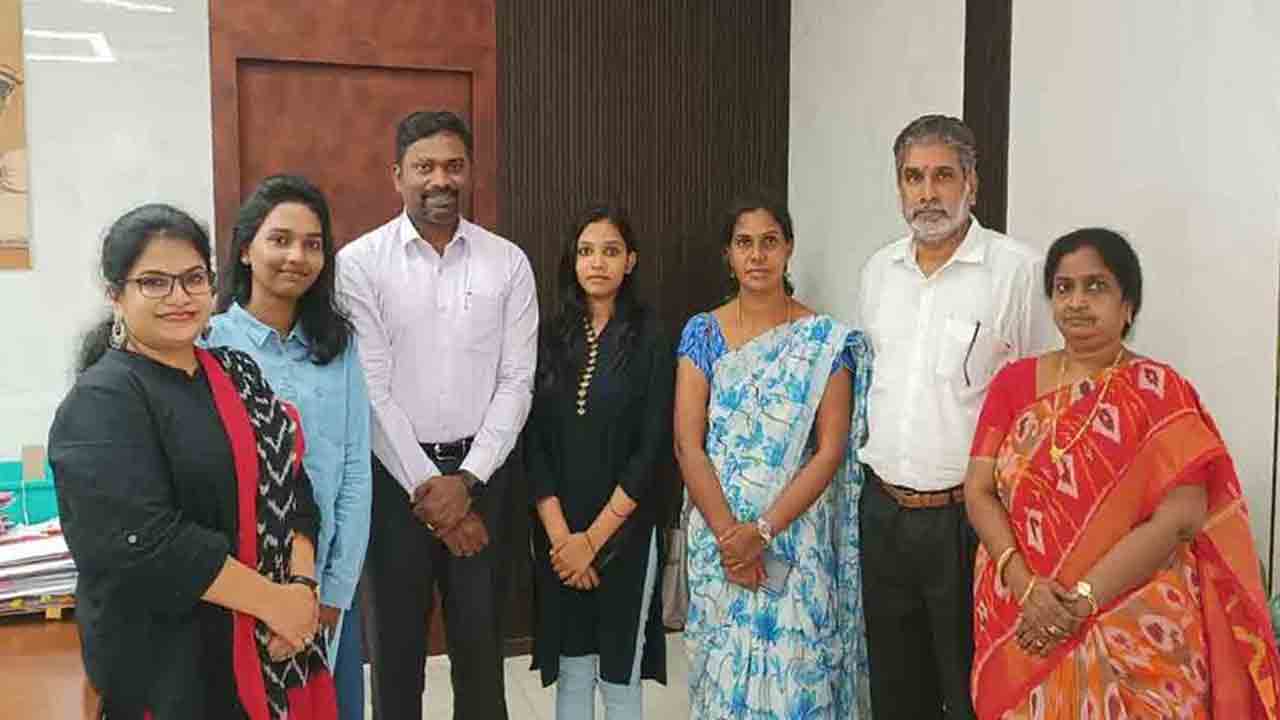 చ‌రిత్ర సృష్టించిన తెలంగాణ గురుకుల విద్యార్థులు.. ఇక అమెరికా వర్సిటీలో