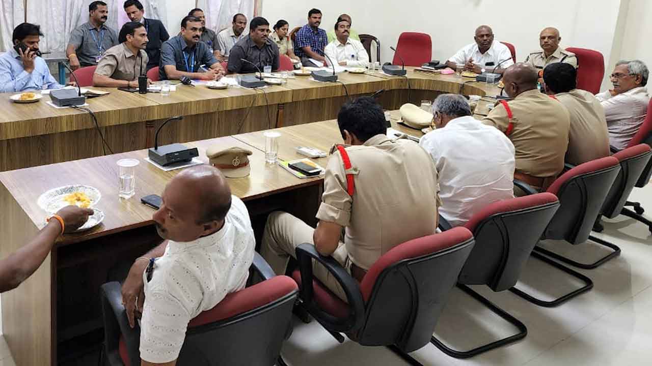 శ్రీ‌వారి బ్రహ్మోత్సవాల భ‌ద్రతా ఏర్పాట్లపై స‌మీక్ష