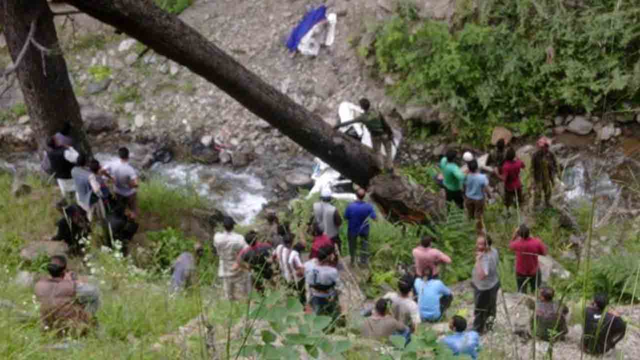 అదుపుత‌ప్పి లోయ‌లోప‌డ్డ టాటా సుమో.. అక్క‌డిక‌క్క‌డే ఏడుగురు దుర్మ‌ర‌ణం