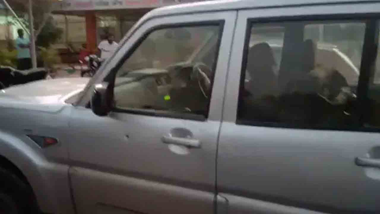 కారులో వస్తాడు.. బైక్‌ను దొంగిలిస్తాడు