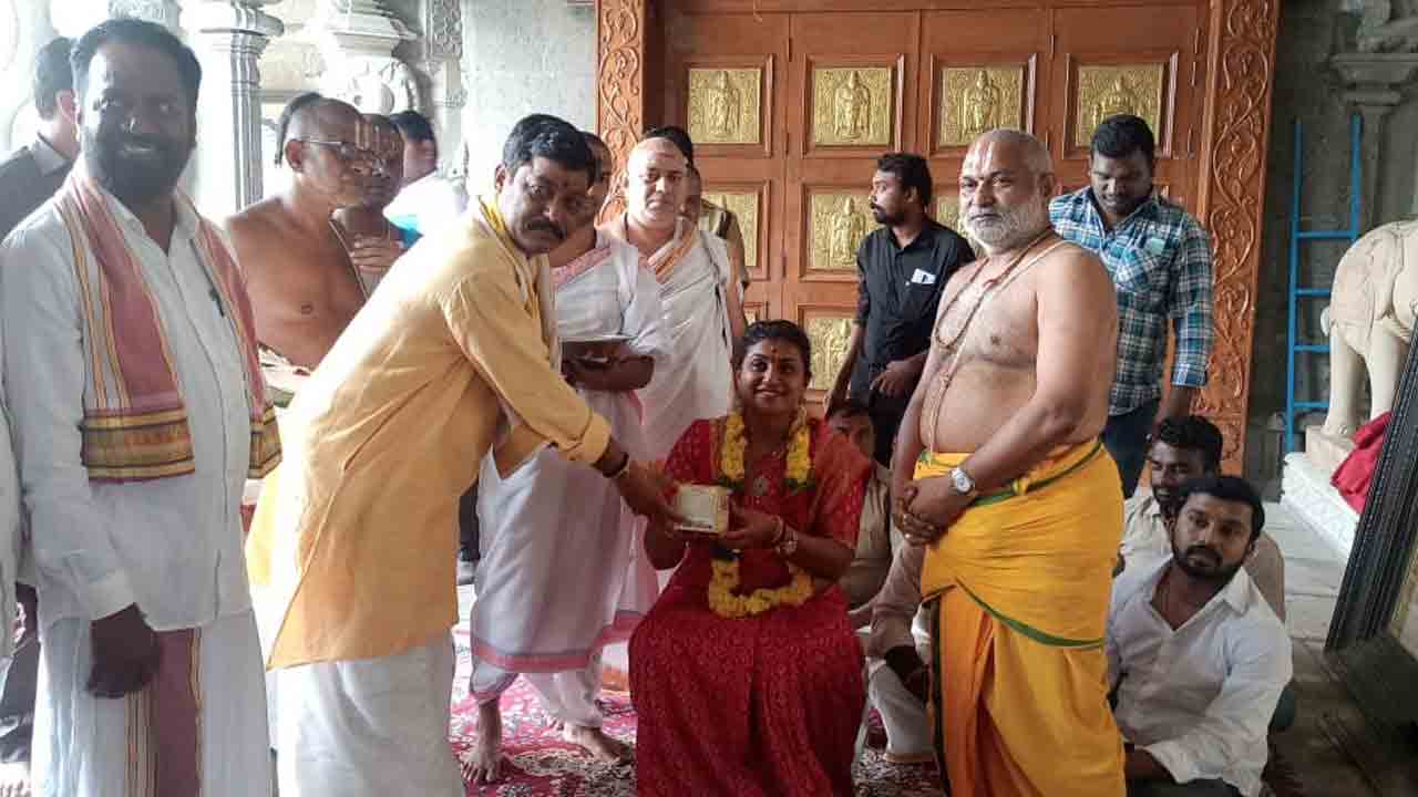 యాదాద్రీశుడిని దర్శించుకున్న AP మంత్రి రోజా
