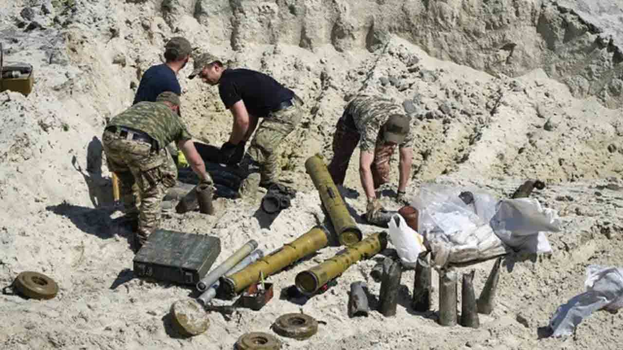 సెంట్రల్‌ ఉక్రెయిన్‌పై రష్యా దాడి.. 13 మంది పౌరులు మృతి