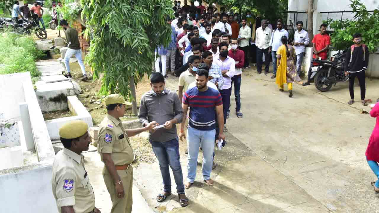 ప్రశాంతంగా కొనసాగుతున్న SI ప్రిలిమ్స్‌ పరీక్ష