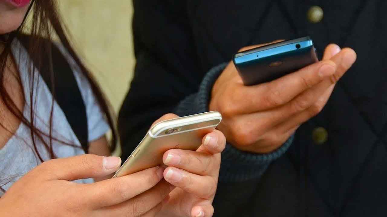 Smart Phone Sales | స్మార్ట్ ఫోన్లకు తగ్గిన గిరాకీ.. కారణం అదేనా..?!
