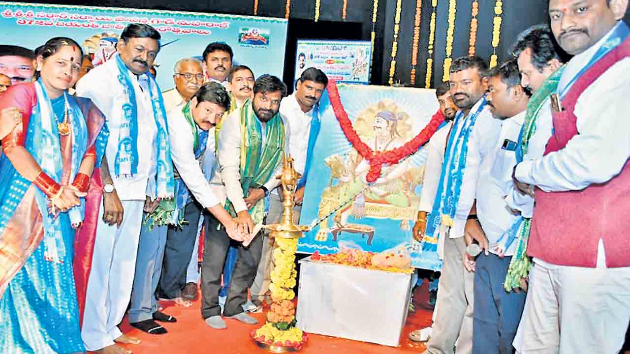 బడుగులకు కేసీఆరే దన్ను