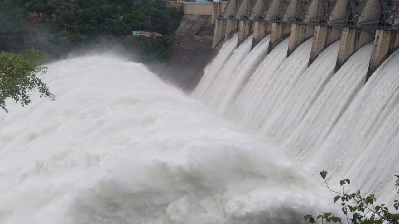 Srisailam Dam | నిల‌క‌డ‌గా శ్రీ‌శైలానికి వ‌ర‌ద.. 10 గేట్లు ఎత్తి దిగువ‌కు నీరు..!