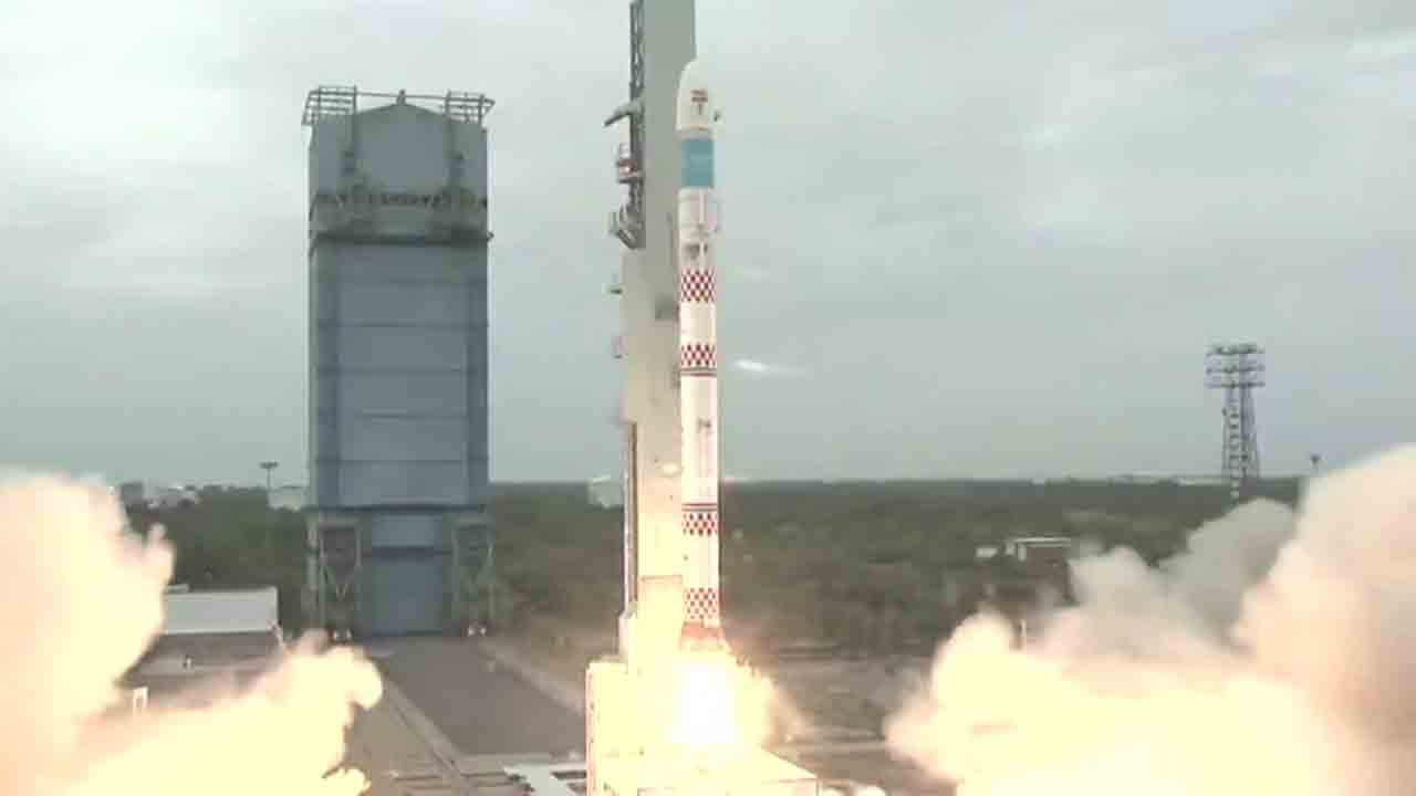 నిప్పులు చిమ్ముతూ నింగిలోకి దూసుకెళ్లిన SSLV-D1 రాకెట్‌