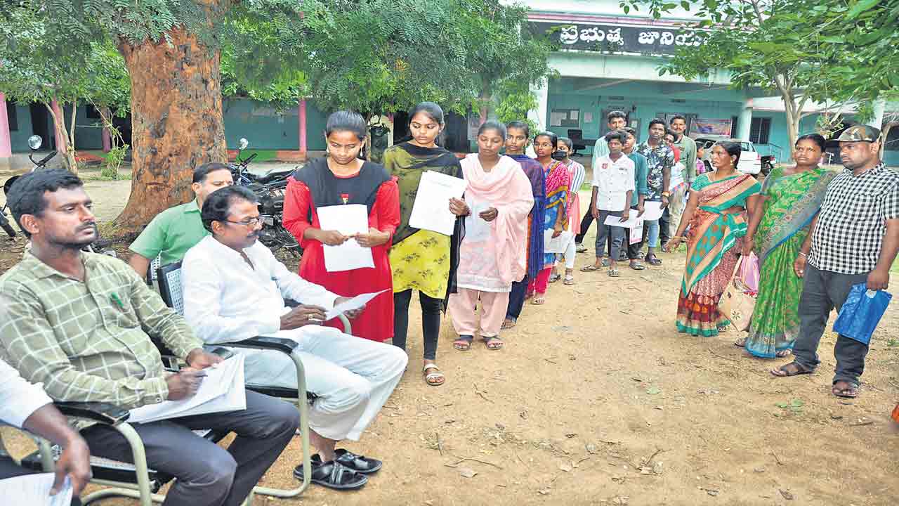 ప్రభుత్వ కళాశాలలు కళకళ