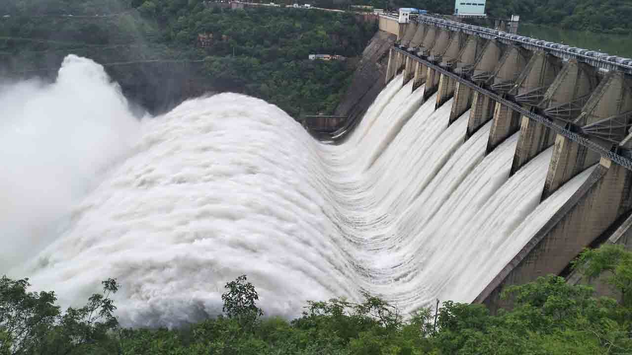 శ్రీశైలంలో పది గేట్ల ఎత్తివేత