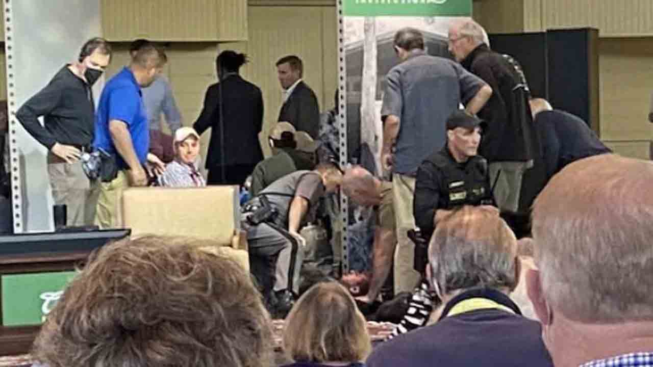 రచయిత సల్మాన్‌ రష్డీపై కత్తితో దాడి… న్యూయార్క్‌లో ఘటన