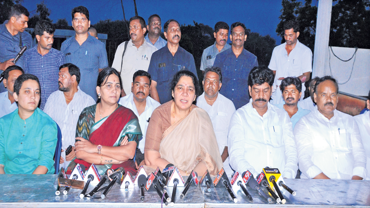 మోకాళ్ల యాత్ర చేసినా నమ్మరు