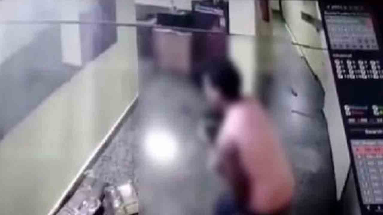 Video: హాస్టల్‌లోని యువతుల పట్ల… అసభ్యంగా ప్రవర్తించిన సెక్యూరిటీ గార్డు