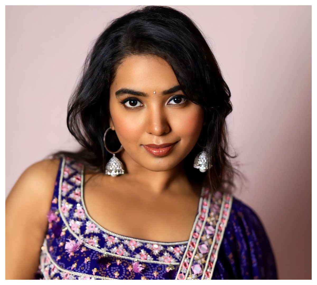 Shivathmika Rajashekar | ముసి ముసి న‌వ్వుల‌తో మురిపిస్తున్న శివాత్మిక రాజశేఖర్..