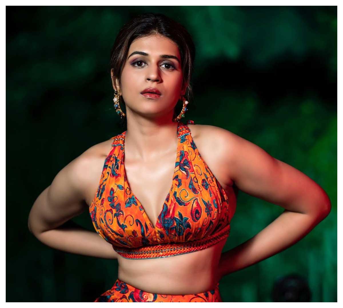 Shraddha Das | మైమరిపించే అందం.. శ్రద్ధాదాస్ లేటెస్ట్‌ ఫొటోస్‌