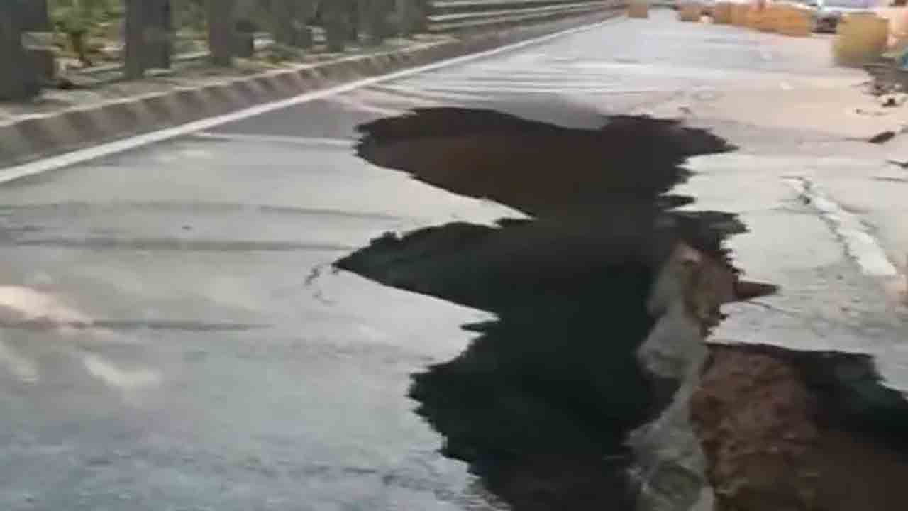 నోయిడా ఎక్స్‌ప్రెస్‌వేకు పగుళ్లు… రోడ్డు మధ్యలో పెద్ద గొయ్యి