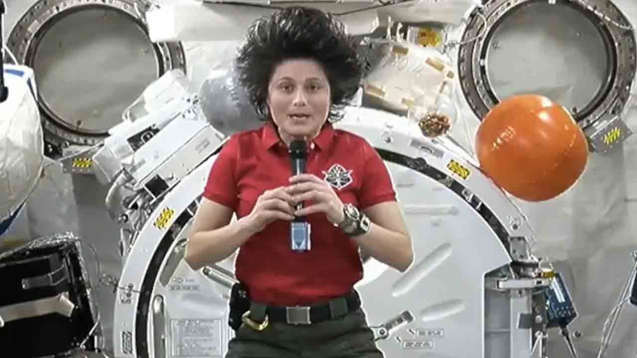 స్వతంత్ర వజ్రోత్సవ వేళ.. అంతరిక్షం నుంచి భారత్‌కు శుభాకాంక్షలు తెలిపిన సమంత