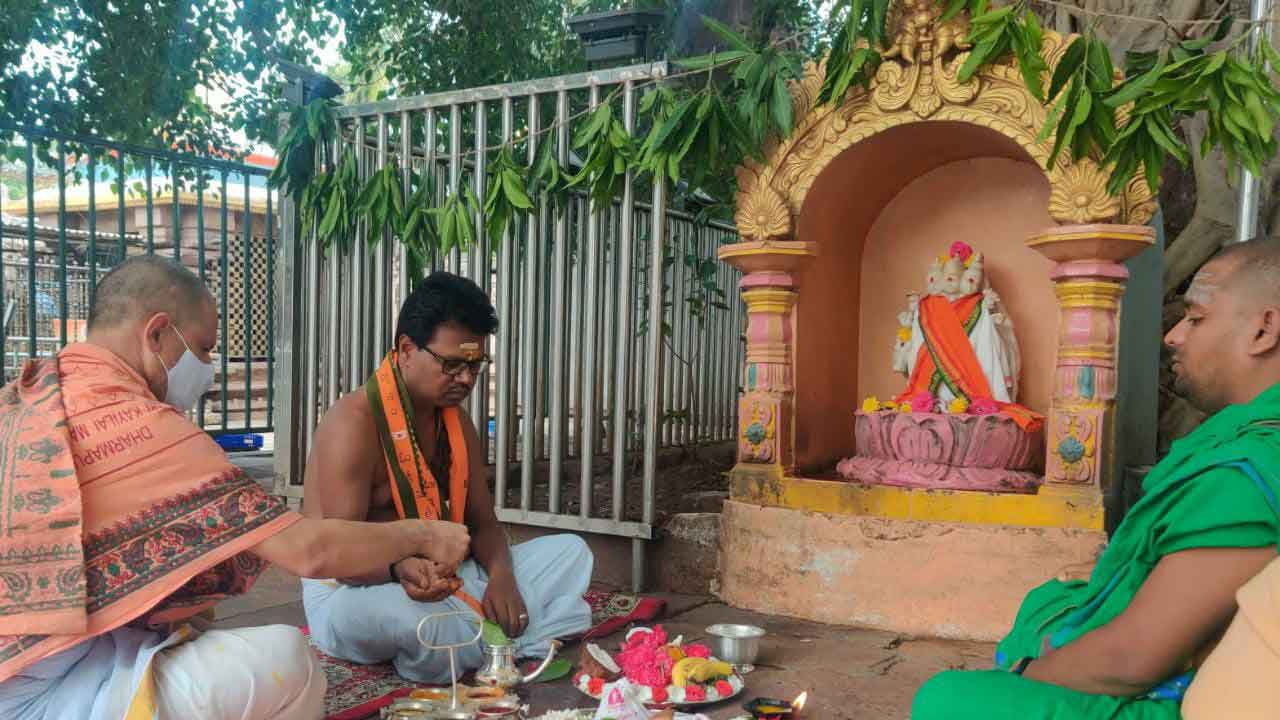 శ్రీశైలంలో దత్తాత్రేయుడికి ప్రత్యేక పూజలు