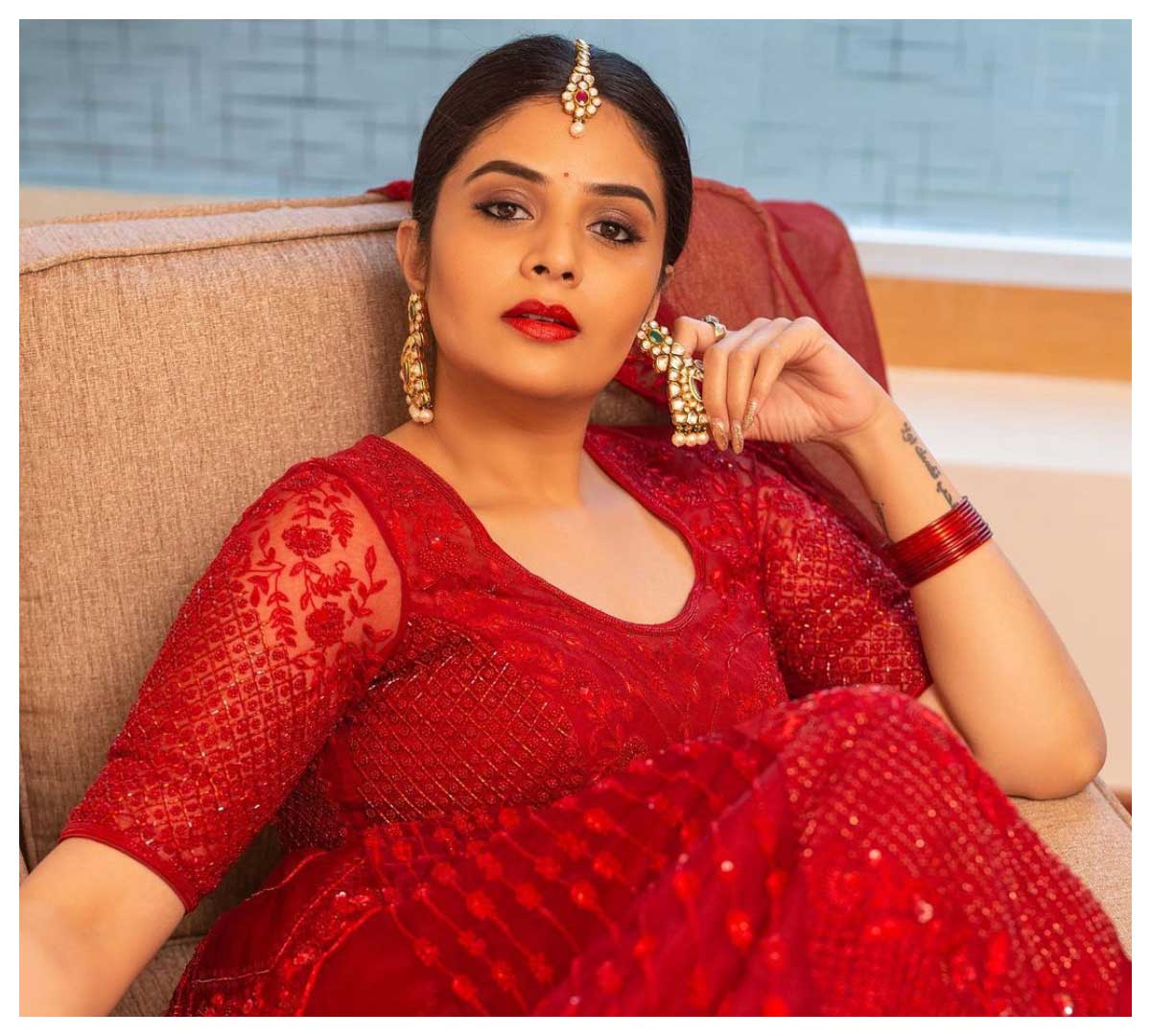 Sreemukhi | ఎరుపెక్కిన అందాల‌తో అల‌రిస్తున్న శ్రీ‌ముఖి..