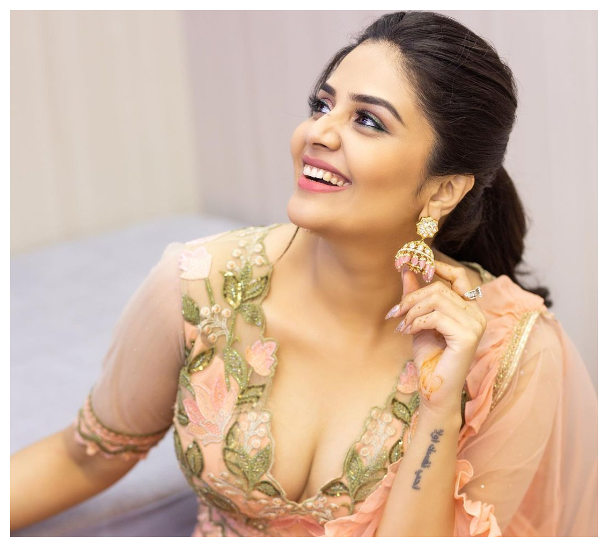 Sreemukhi | గులాబీ డ్రెస్‌లో శ్రీ‌ముఖి అందాలు అద‌ర‌హో..