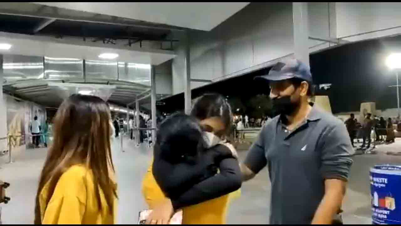 Sreenu Vaitla | ఎయిర్‌పోర్టులో శ్రీనువైట్ల భావోద్వేగపూరిత క్ష‌ణాలు..వీడియో